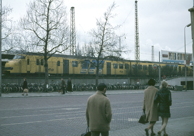 801564 Gezicht op het Stationsplein te Utrecht, met op de achtergrond een stoptrein op de Buurtsporen van het Centraal ...